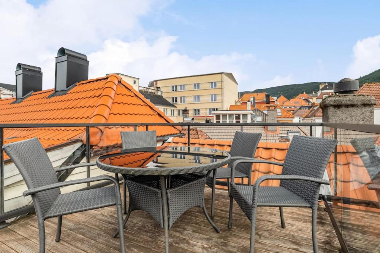 Dinbnb Apartments I Historical Two-Floor Apartment With Rooftop Panorama I 1645 Heritage Bergen Buitenkant foto